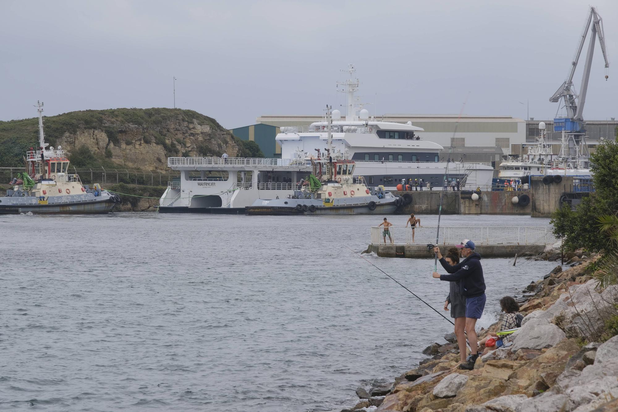 El yate auxiliar de Bill Gates ya está a flote en Gijón: así fueron las pruebas (en imágenes)