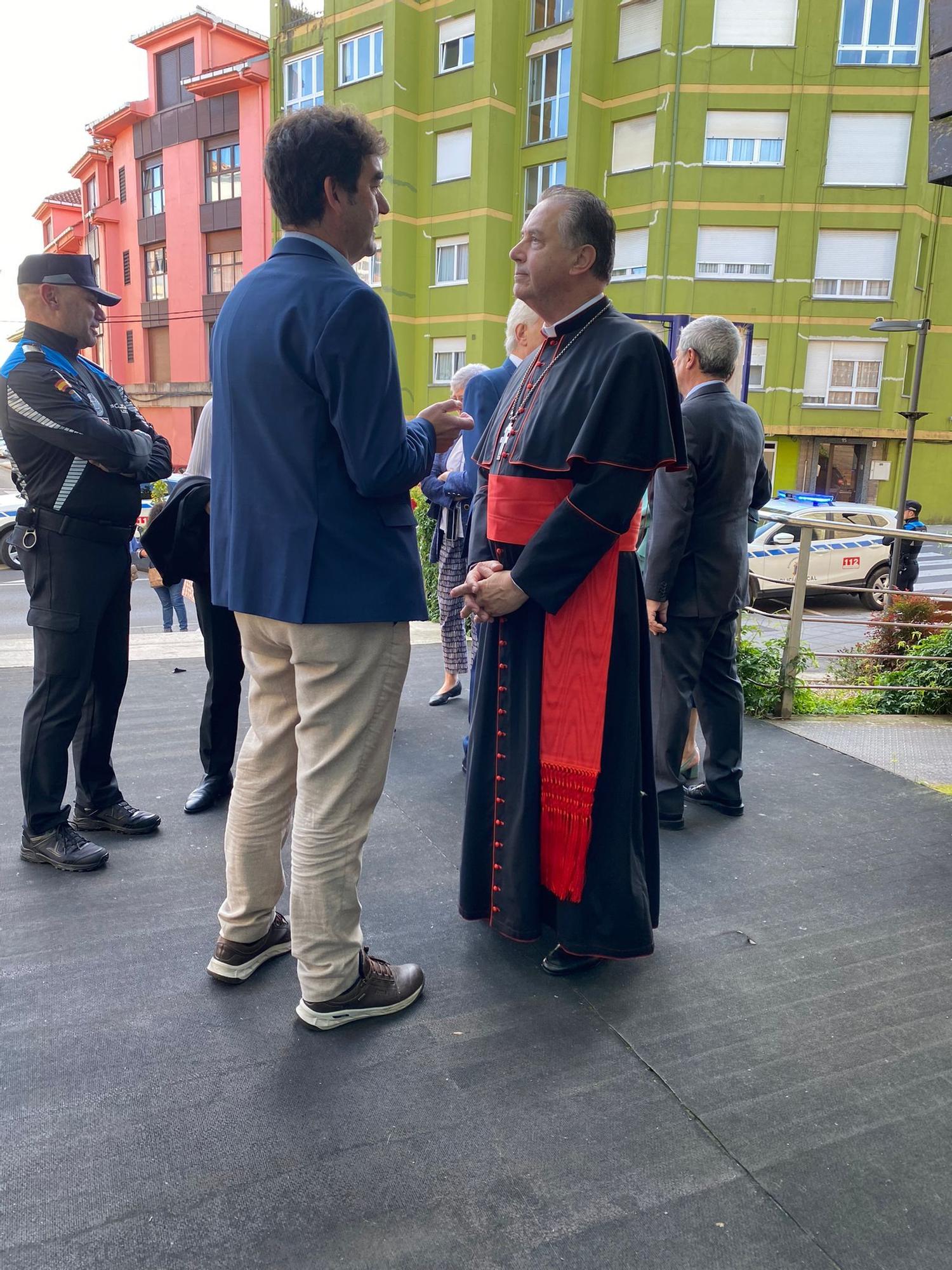 El cardenal Ángel  Fernández Artime recibe el título de Hijo Predilecto de Asturias en Luanco (Gozón)