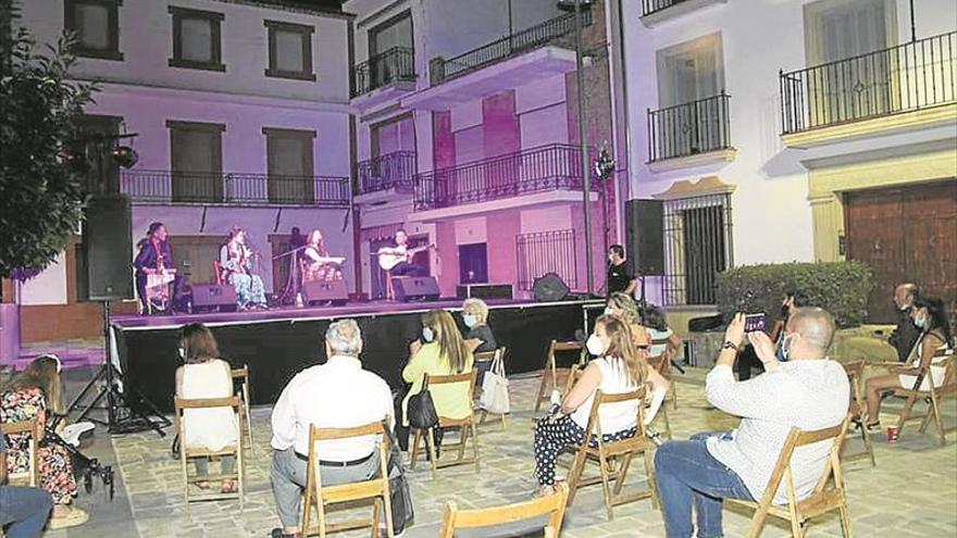 Ambientada noche flamenca en la plaza de andalucía de villafranca