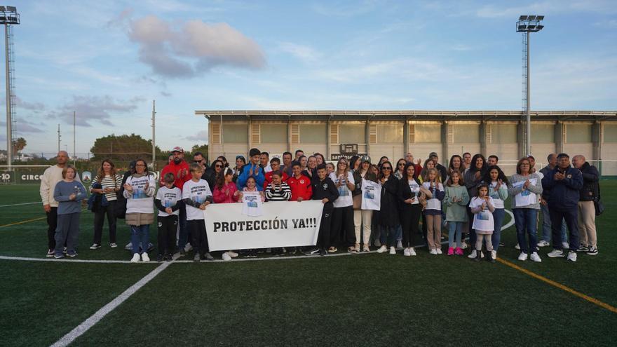 Las imágenes de la nueva protesta para exigir protecciones en los muros de los campos de fútbol de Ibiza