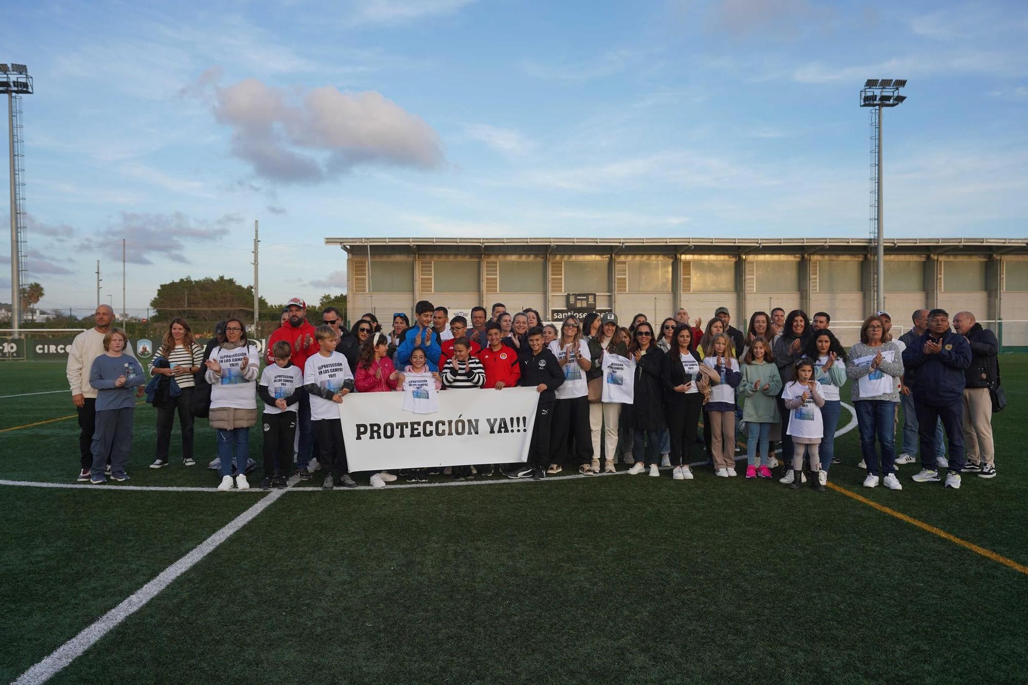 Las imágenes de la nueva protesta para exigir protecciones en los muros de los campos de fútbol de Ibiza