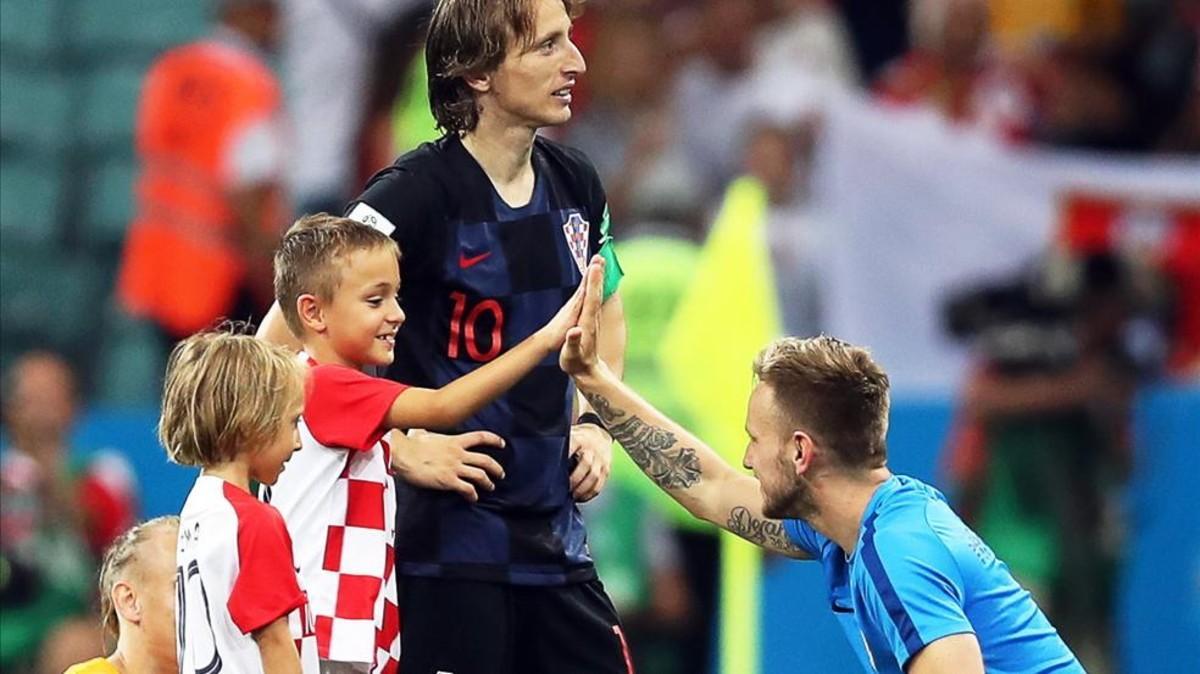 Rakitic lo celebra con los hijos de Modric
