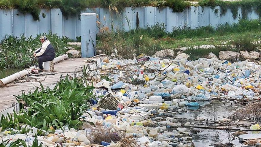 Gran part del plàstic no arriba mai a la planta d&#039;envasos ni a l&#039;abocador. En la imatge, desembocadura del riu Segura (Alacant).