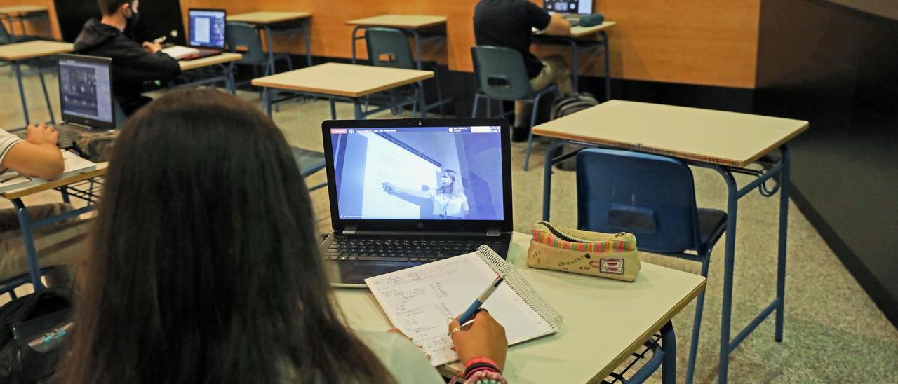 Una alumna en una clase semipresencial por el COVID.