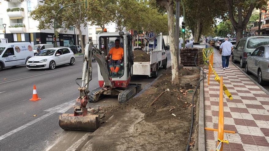 Operarios trabajan en uno de los tramos de la avenida.