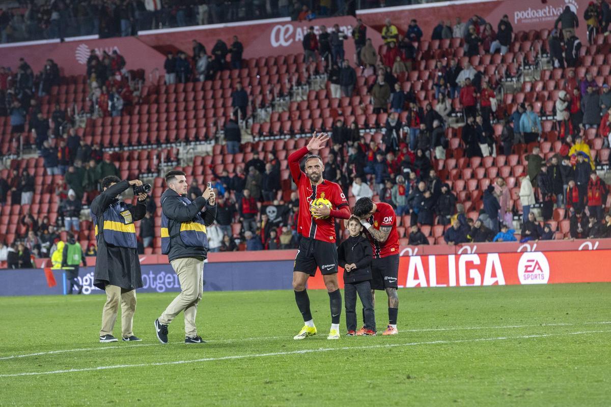 Muriqi, saludando a los aficionados con el balón de su hat-trick.