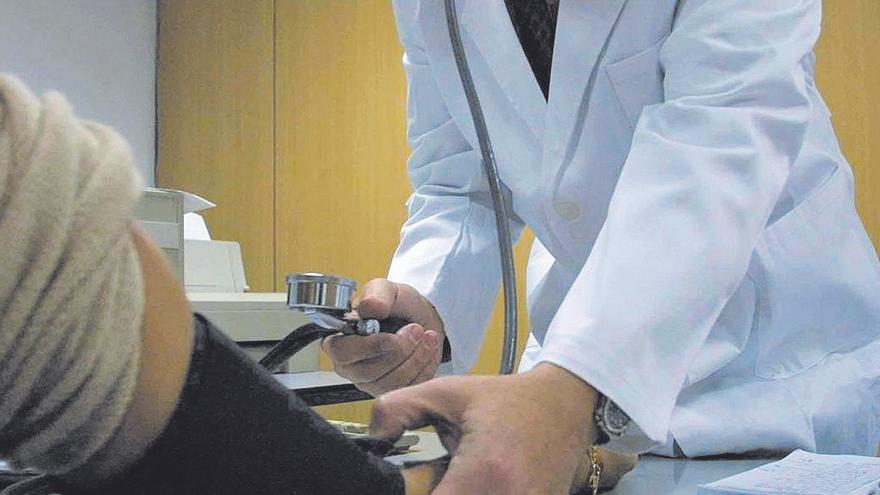 Unos 240 médicos deciden extender su vida laboral en el SMS tras cumplir los 65 años