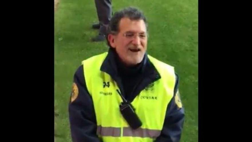El &#039;doble&#039; de Rajoy se cuela en el fútbol: de presidente a empleado de seguridad