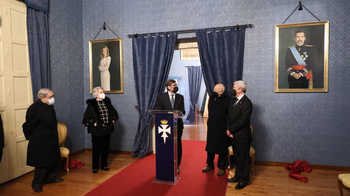Los retratos de los reyes han sido realizados por el pintor zaragozano Javier Arizti y San Gil.