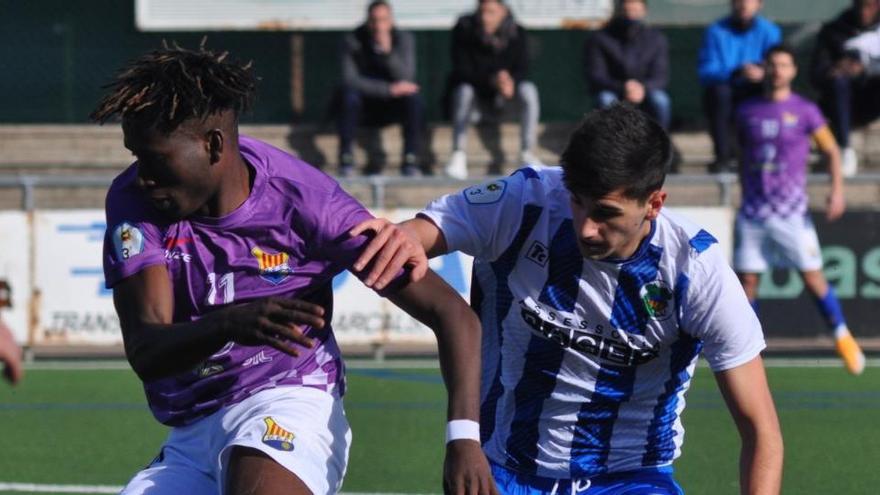 Jugada del derbi Banyoles-Figueres.