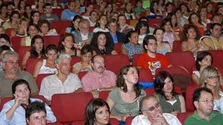 La inauguración de los cursos de la Uned llena Santa Ana