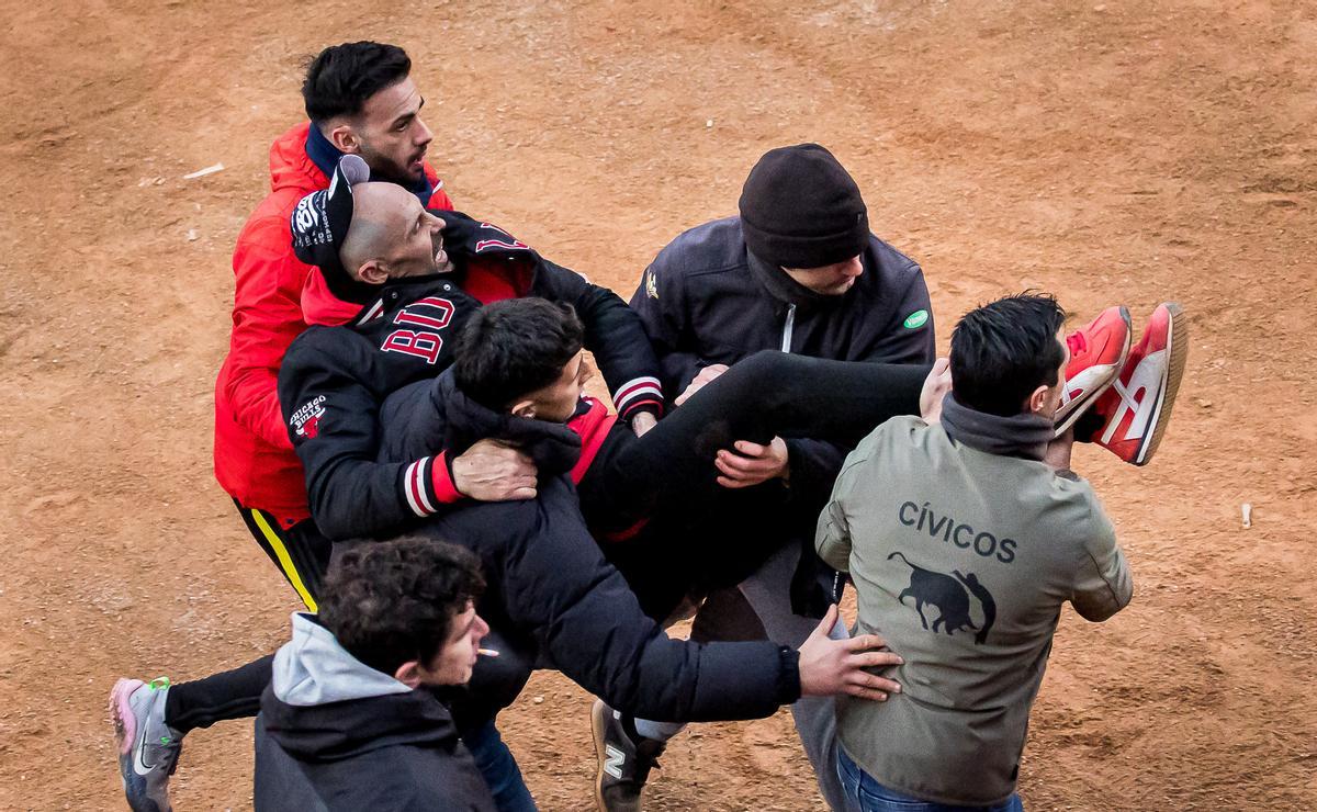El herido por asta de toro en el muslo es evacuado de la plaza de toros de Ciudad Rodrigo.
