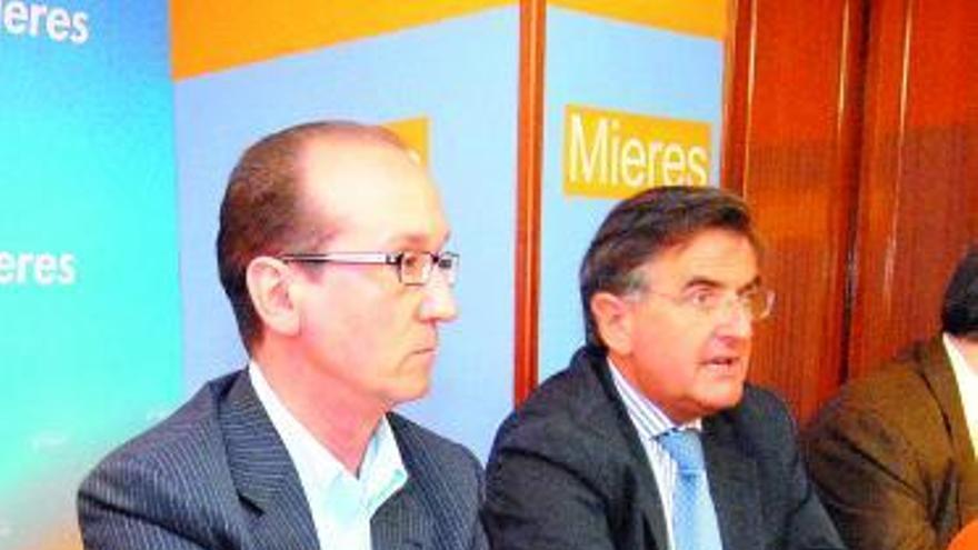 Por la izquierda, Coto y Sánchez, ayer, en la sede del PP mierense.