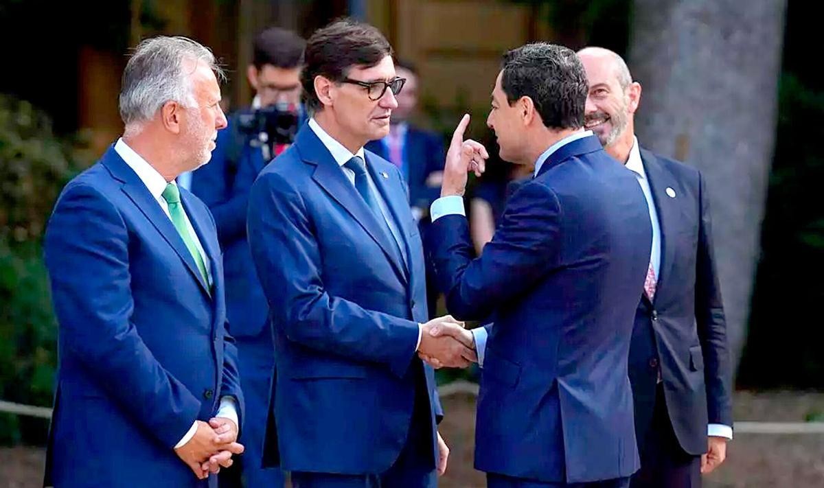 Moreno saluda a Salvador Illa a su llegada a la Conferencia de Presidentes.