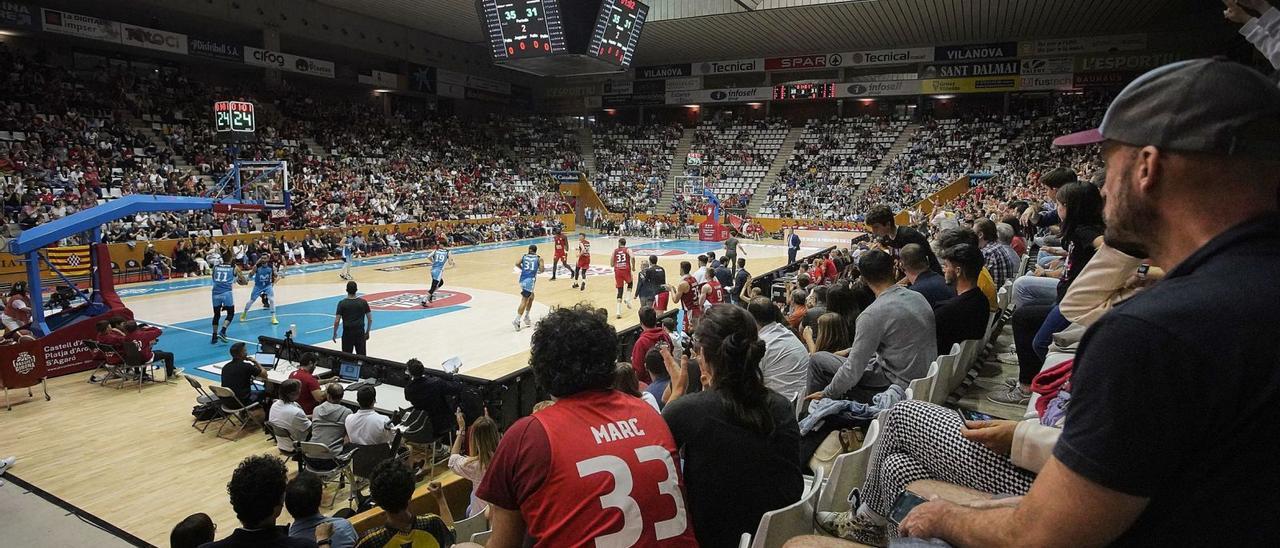Aficionats del Girona
veient el partit contra
l’Estudiantes.  marc martí | MARC MARTÍ