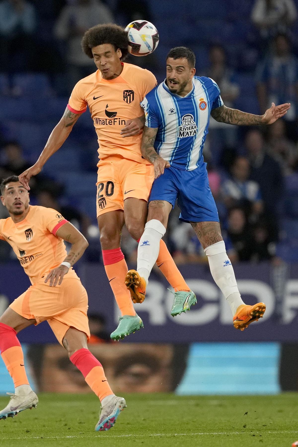 BARCELONA, 24/05/2023.- El centrocampista belga del Atlético de Madrid, Axel Witsel (i), disputa el balón ante el delantero del Espanyol, Joselu, durante el encuentro correspondiente a la jornada 36 de primera división que disputan hoy miércoles en el RCD Stadium, en Barcelona. EFE / Alejandro García.