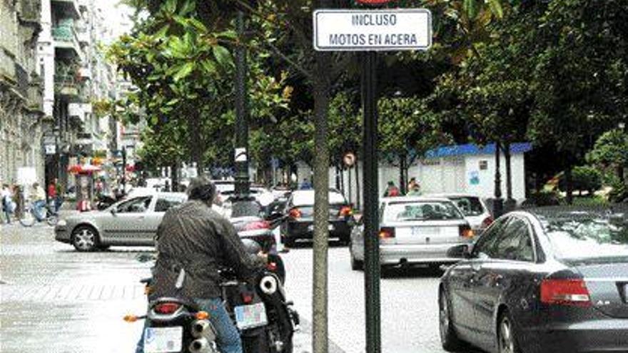 Un motorista aparca su vehículo, ayer, al lado de una señal que prohíbe el estacionamiento. / j. a. rguez.