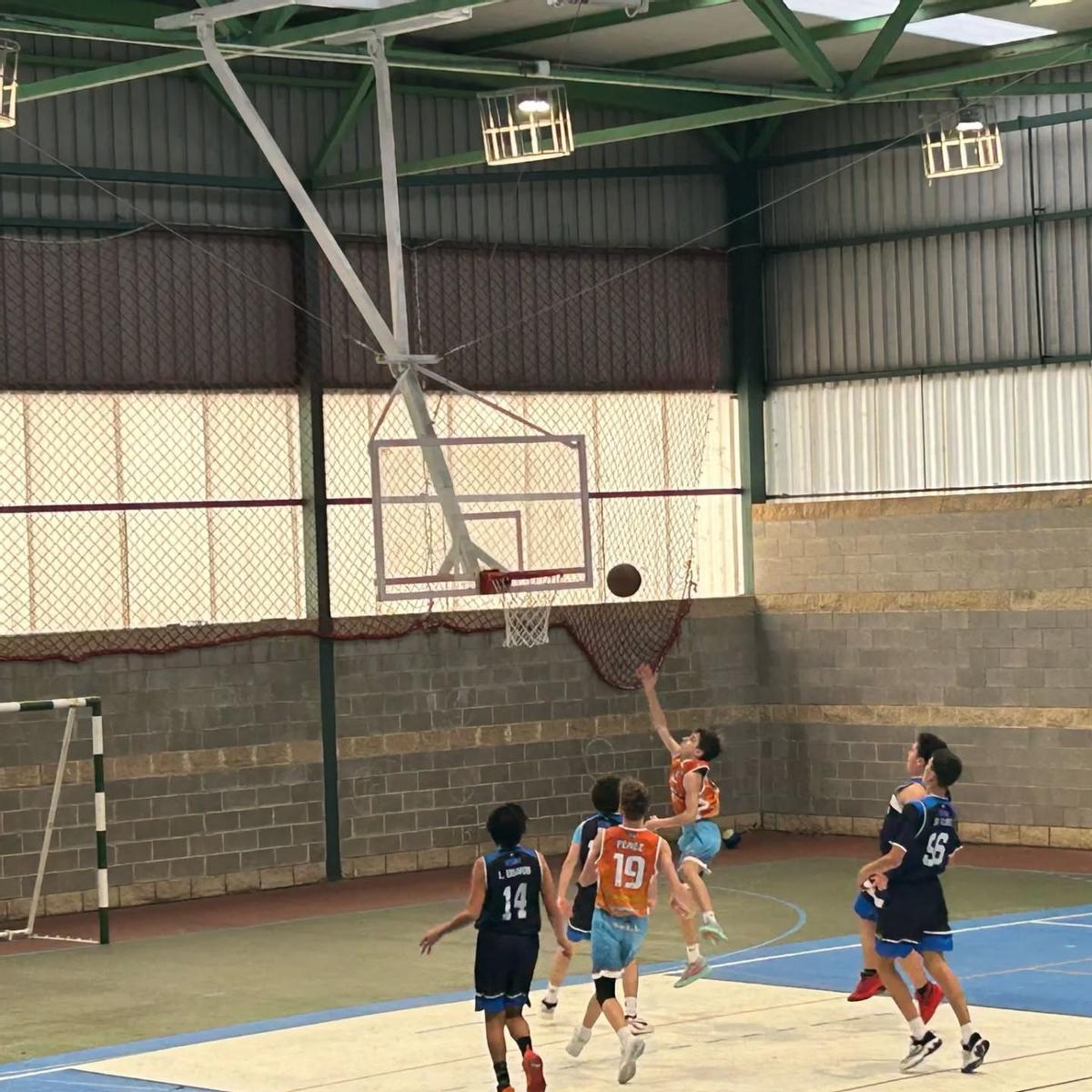 Momento del encuentro entre el cadete masculino y ArtChivo.