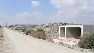 Adif se olvida de los vecinos de Torrecilla, en Lorca, e instala pasos de agua en la rambla