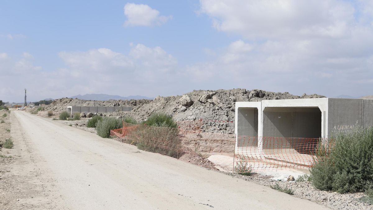 Terraplén sobre el que circularán los trenes con los pasos de agua ya instalados.