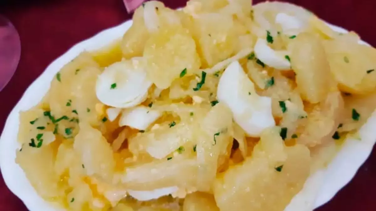 Papas aliñás, pescaíto y carne: el bar de Sevilla que "resiste al viento de la modernización"