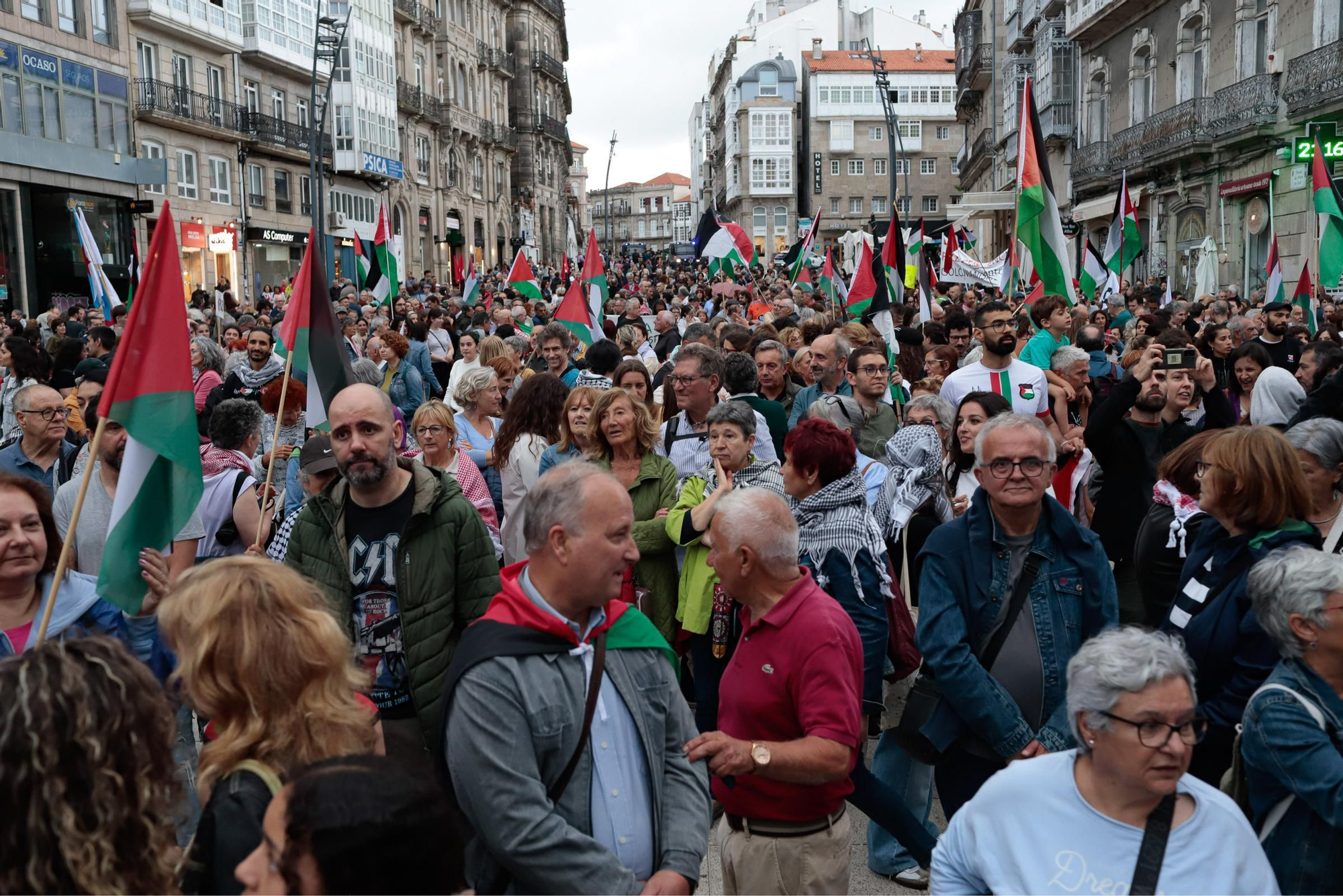 Las imágenes de la multitudinaria manifestación en Vigo contra el «genocidio» de Israel sobre Palestina