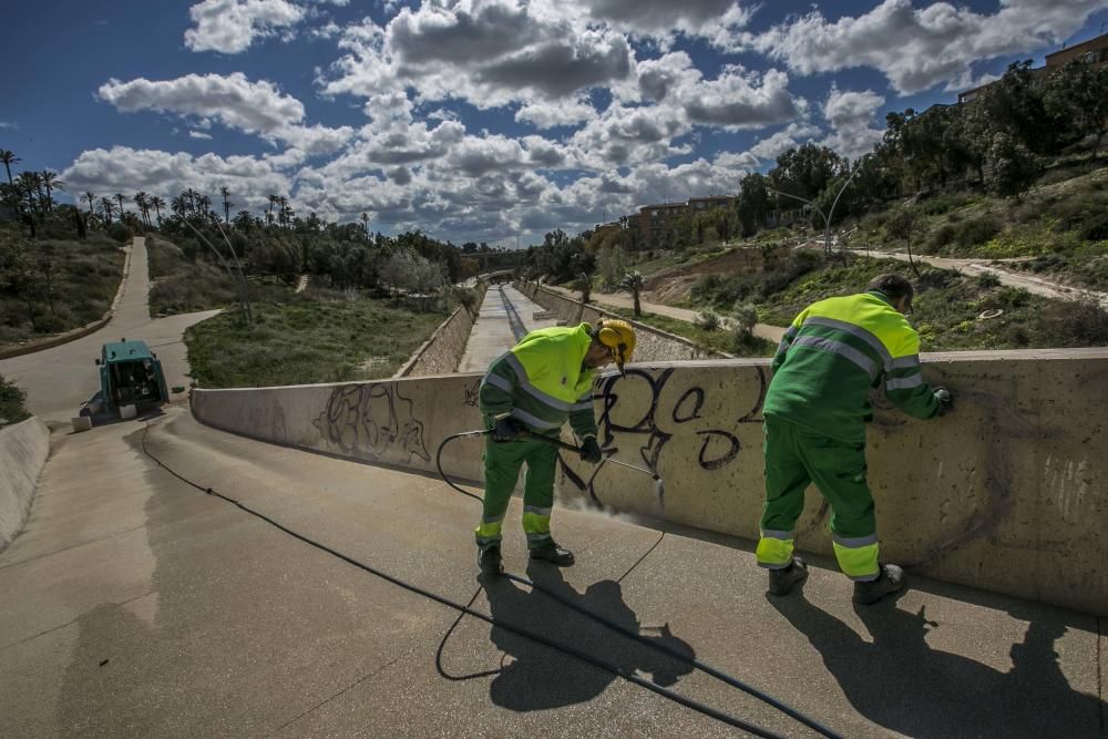 En lucha contra los grafitis en Elche