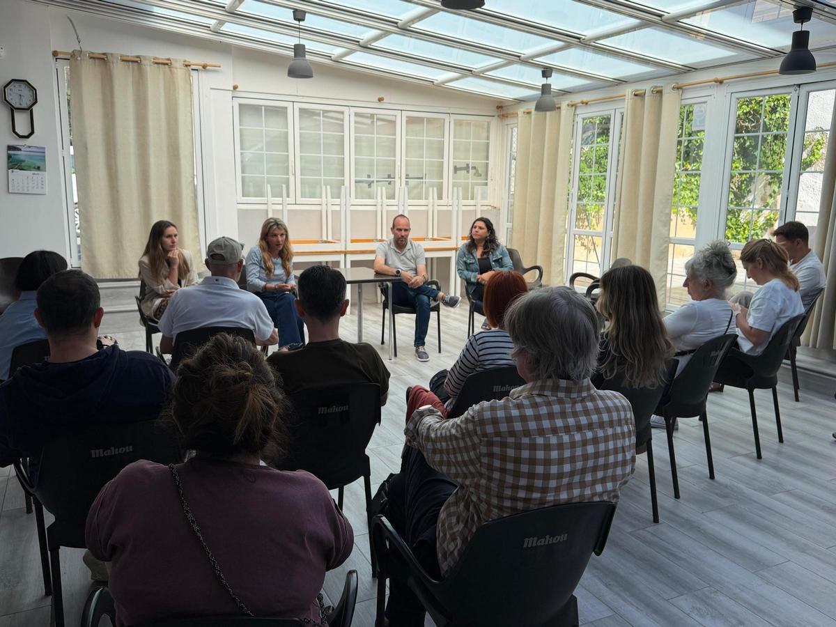 El gobierno de Andratx, encabezado por la alcaldesa Estefanía Gonzalvo, se ha reunido con comerciantes y vecinos de la plaza de España