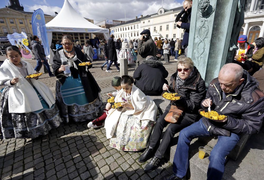 Suecos y alicantinos disfrutan de un arroz tradicional alicantino que se ha preparado en el centro de la ciudad sueca de Göteborg como parte de una campaña de promoción turística de las Hogueras de San Juan