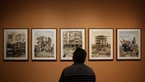 Una persona recorre la exposición Naixen oliveres a Gaza, un proyecto colectivo comisariado por el artista valenciano Escif y Teresa Juan que reúne a algunos de los nombres más destacados del arte contemporáneo internacional, como Banksy. 
