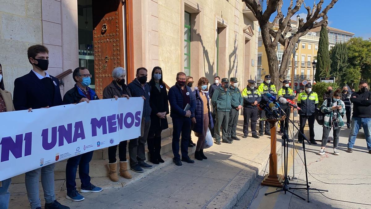 Totana guarda un minuto de silencio por el asesinato de la joven