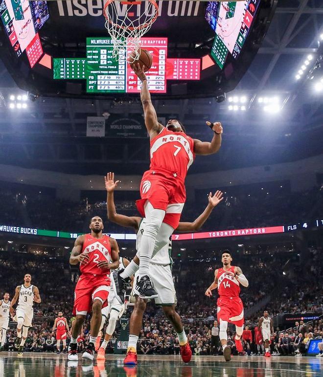 Kyle Lowry de Toronto Raptors en acción este jueves, durante el juego de eliminatorias de la Conferencia Este de la NBA, entre los Toronto Raptors y los Milwaukee Bucks, en el Fiserv Forum en Milwaukee.