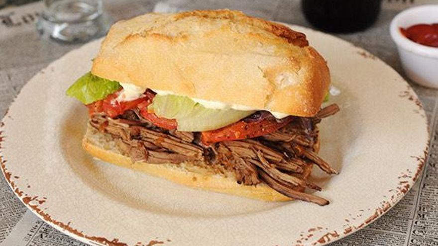 Este es el bocadillo de carne mechada que arrasa en Gran Canaria