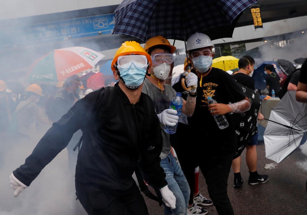 Miles de manifestantes paralizan Hong Kong