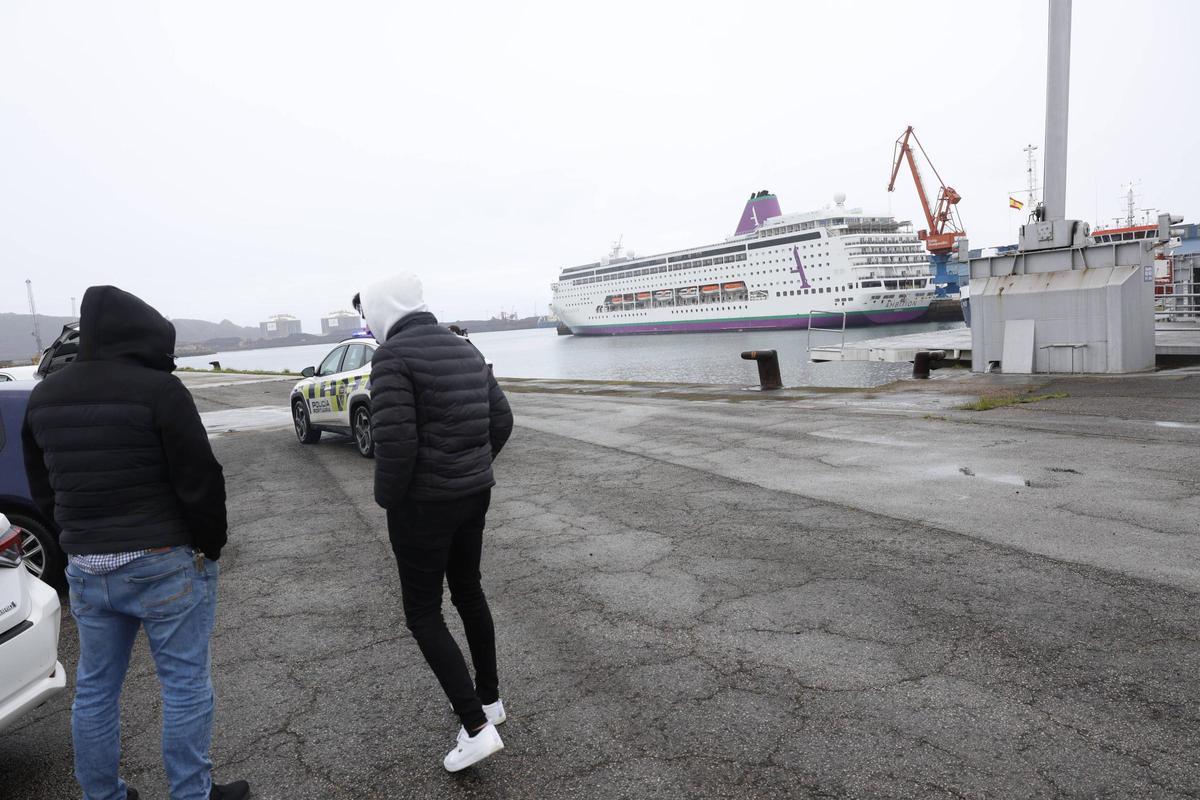 Los cruceristas del "Ambition" desembarcan en Gijón (en imágenes)
