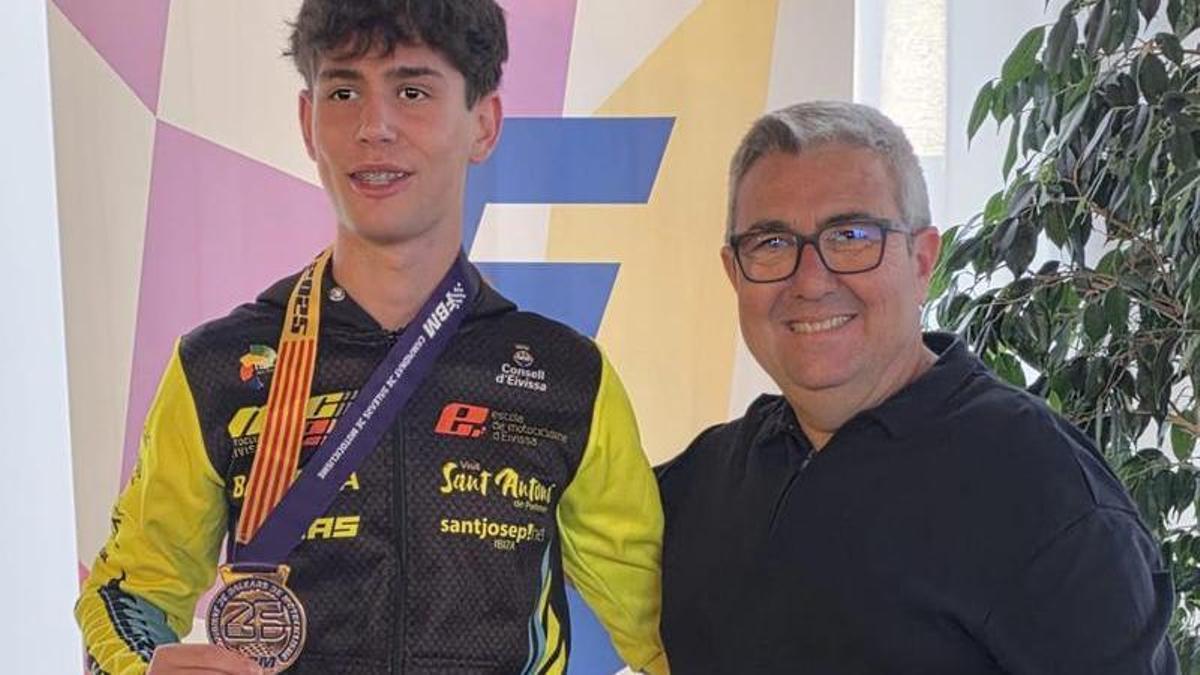 Elías Escandell le entrega un premio al joven piloto ibicenco Fernando Alba