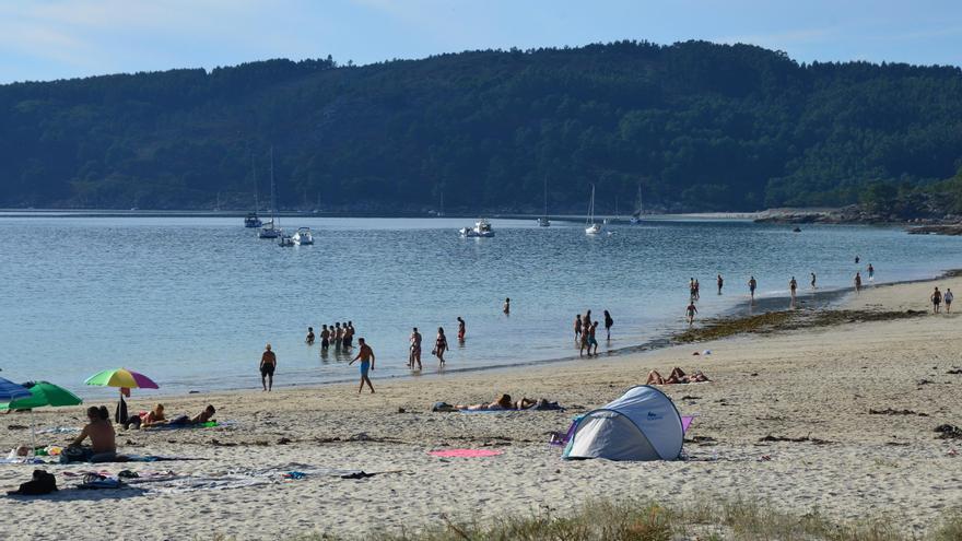 Nerga es uno de los arenales de Cangas más concurridos en este puente festivo