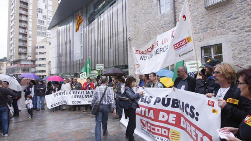 Els representants sindicals concentrats ahir a la tarda davant la seu de la Generalitat a Girona.