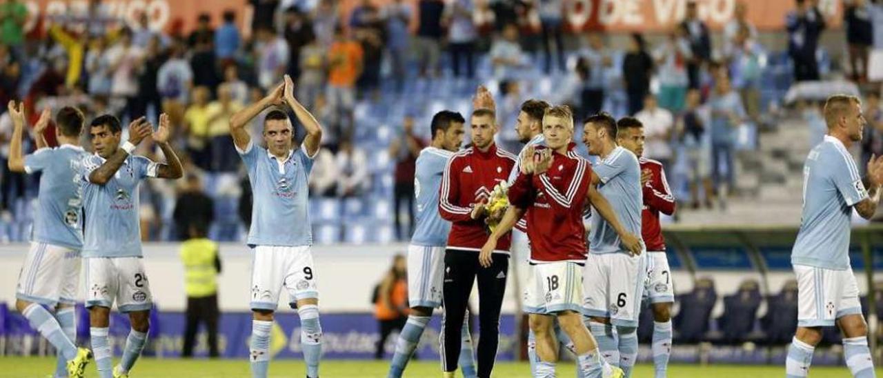 Los jugadores celestes aplauden a la afición tras doblegar al Rayo Vallecano en Balaídos. // Marta B. Brea