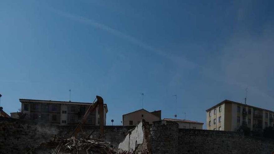 Obras de derribo de la fachada.