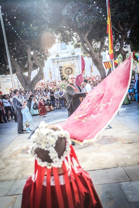 Benejúzar ha acogido el traslado de la patrona desde su santuario y un acto de homenaje a la Señera, en el día de la Comunidad Valenciana