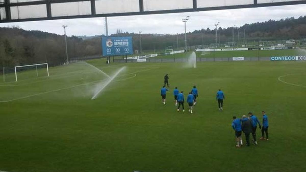 Los jugadores del Espanyol acceden al campo de entrenamiento en la Ciudad Deportiva en Abegondo del Deportivo de La Coruña