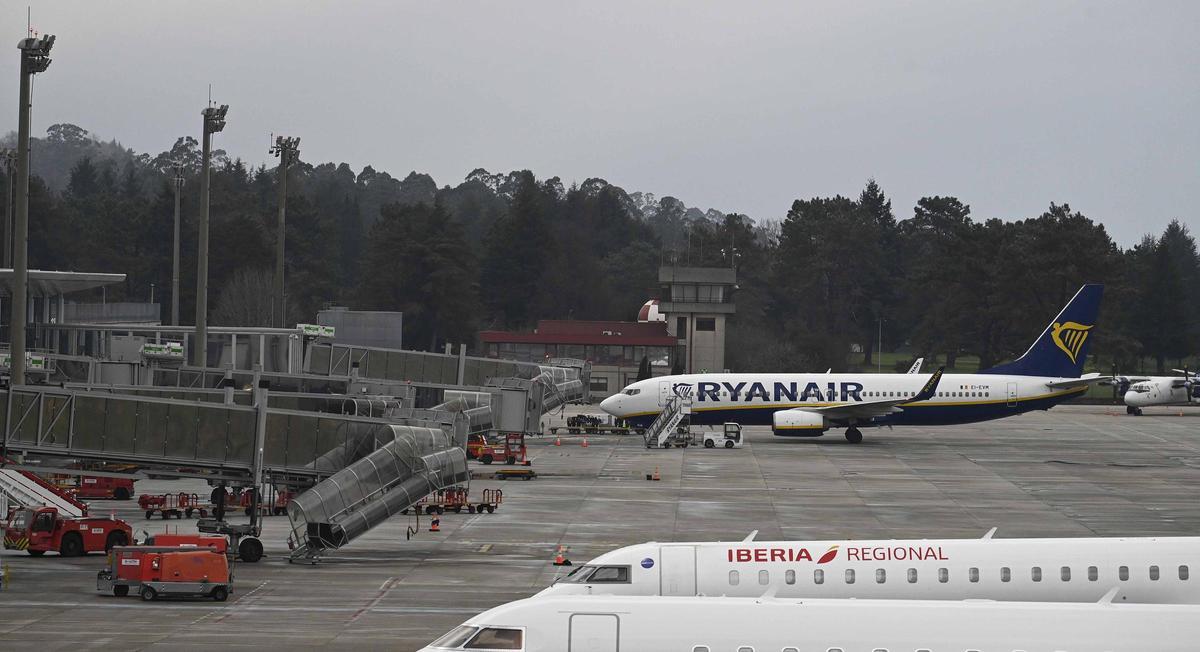 Un avión de Ryanair en el aeropuerto de Vigo en 2025.