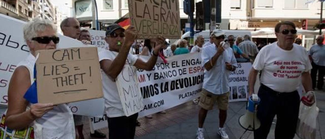 Una de las numerosas protestas en Alicante de afectados por la compra de cuotas participativas.