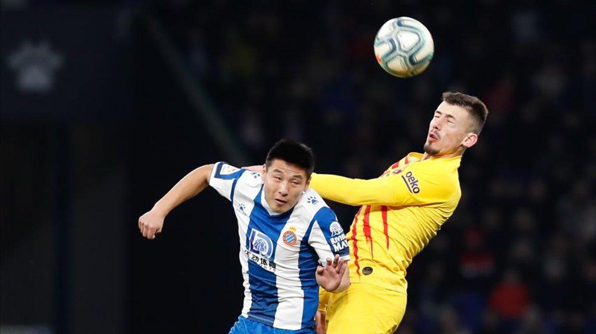 Wu Lei pugna un balón aéreo con Clément Lenglet en el Espanyol - FC Barcelona