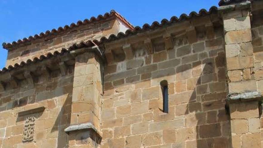 Adolfo del Corro, Fabián Álvarez, Gabriela Álvarez y Concha Masa, ayer delante del templo de San Pedro de Arroxo.