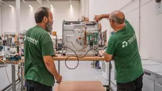 Reparaciones que dan otra oportunidad a electrodomésticos y a personas en riesgo de exclusión social: 'Me han salvado la vida'