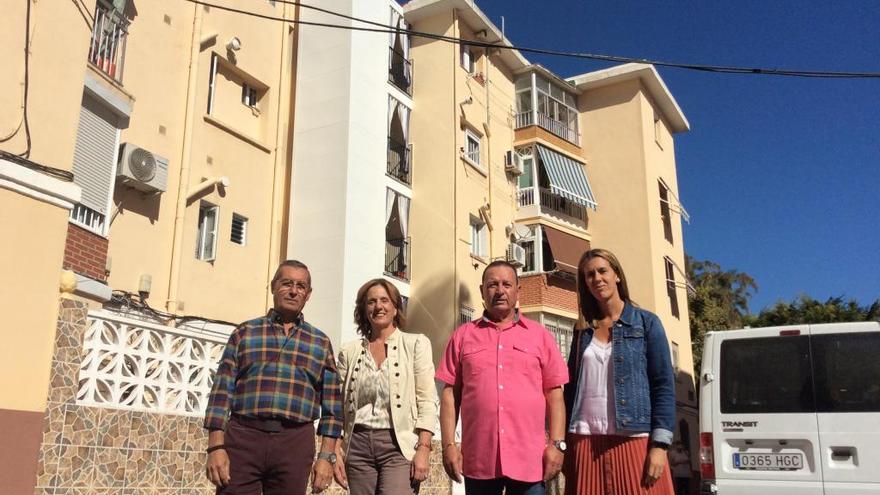 Joaquín Jiménez (izquierda), la concejala Begoña Medina, José Aguilar y Almudena Núñez, del IMV, ayer, delante del nuevo ascensor de Dos Hermanas.