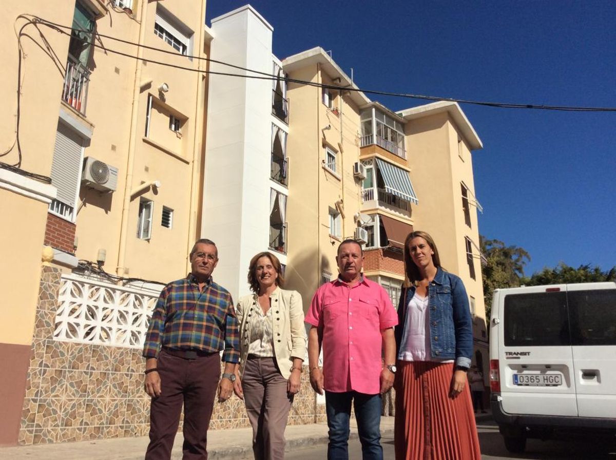 Joaquín Jiménez (izquierda), la concejala Begoña Medina, José Aguilar y Almudena Núñez, del IMV, ayer, delante del nuevo ascensor de Dos Hermanas.