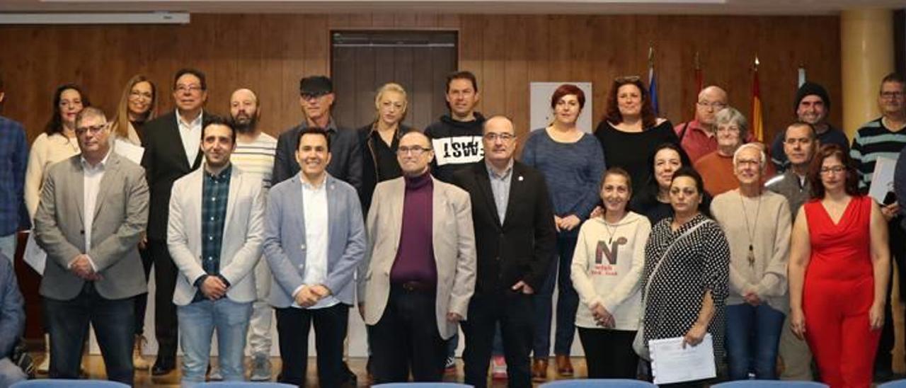 El alcalde de Sagunt y otras autoridades, con los participantes en el curso.